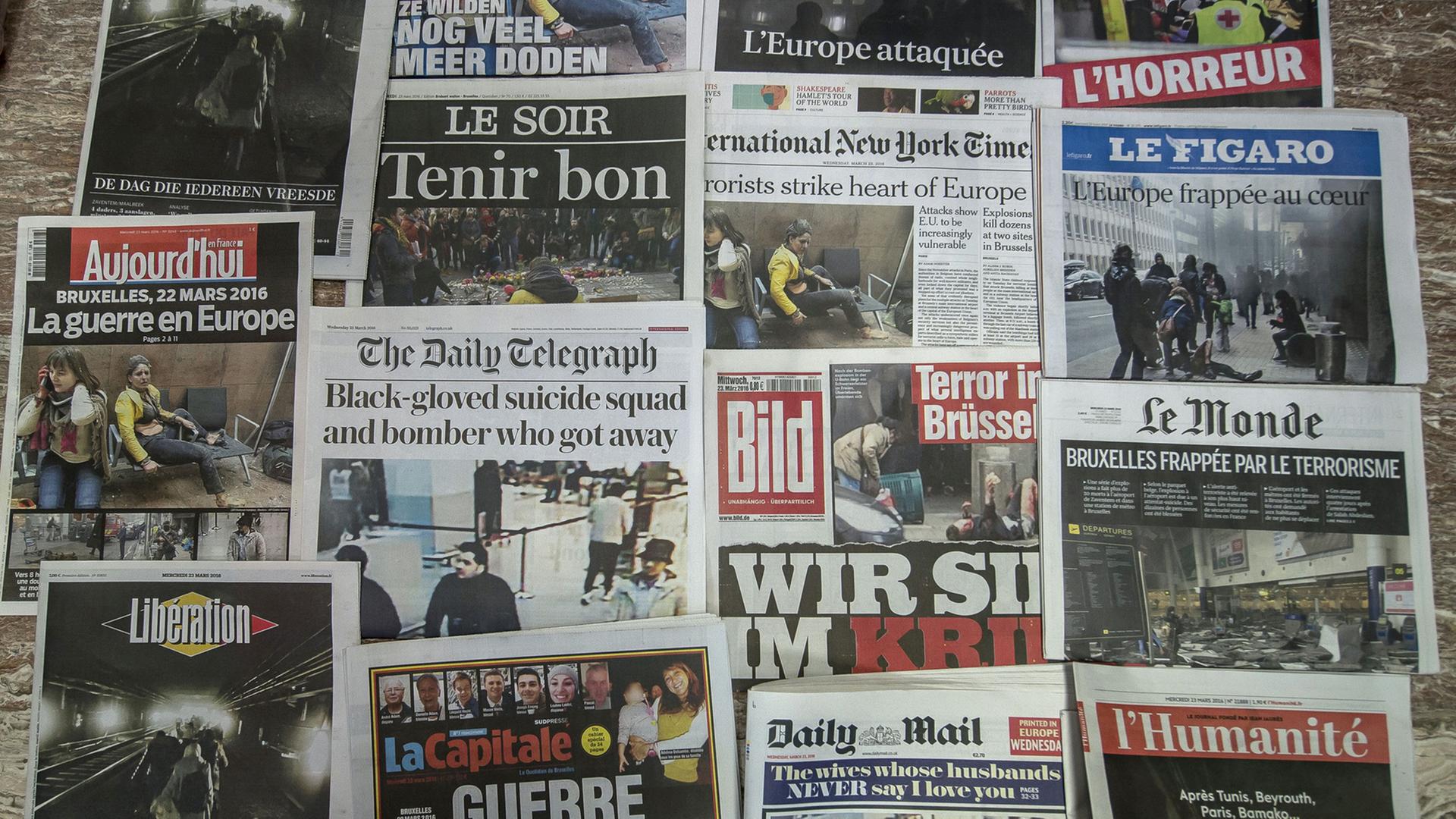 Titelseiten von Zeitungen nach den Anschlägen von Brüssel