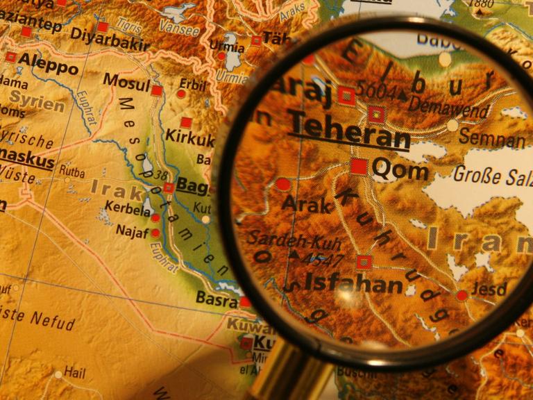 Die Stadt Teheran durch eine Lupe auf einem Atlas hervorgehoben, aufgenommen am 17.02.2009.