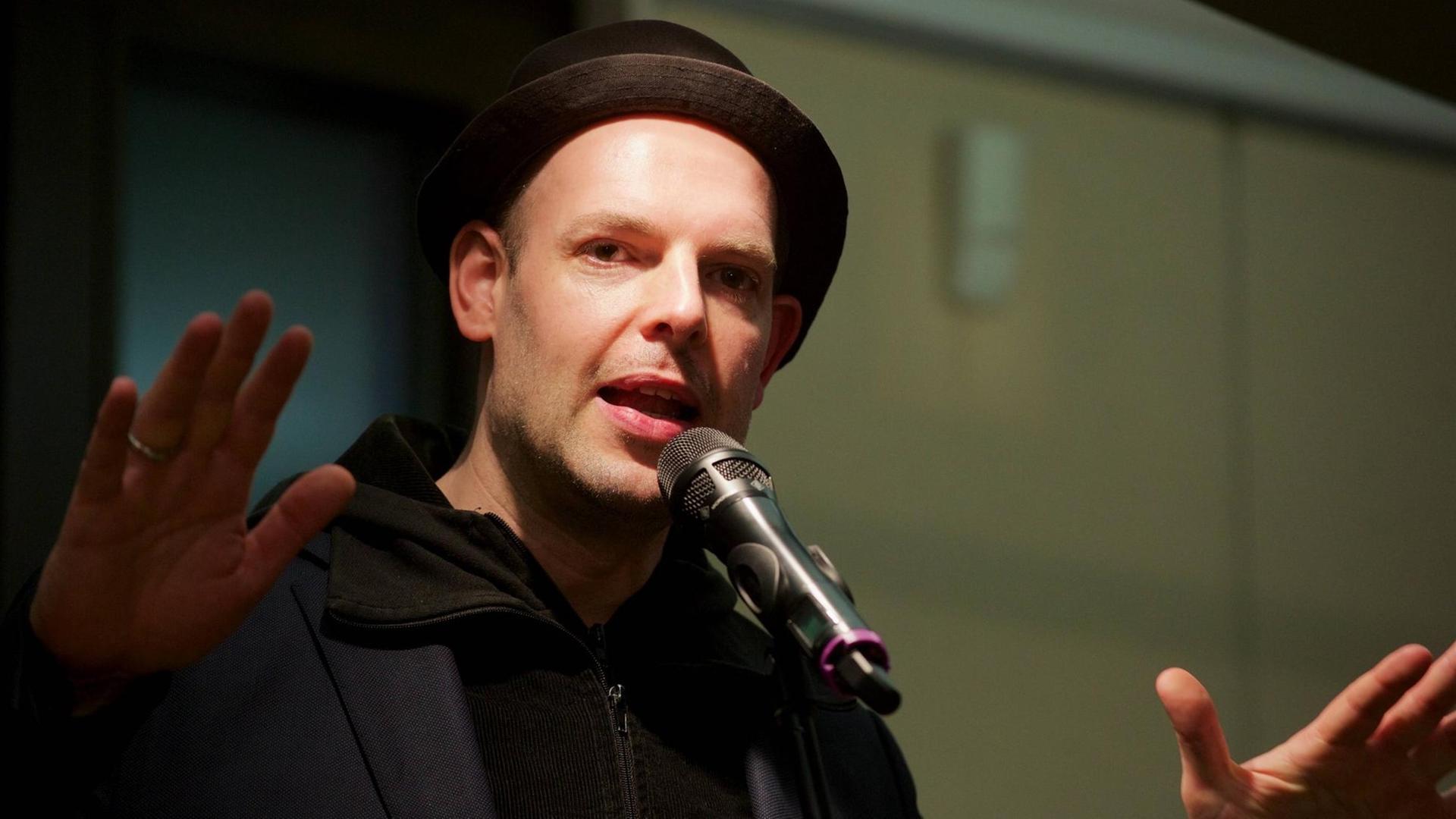 SlamPoet Bas Böttcher über belastete Sprache 