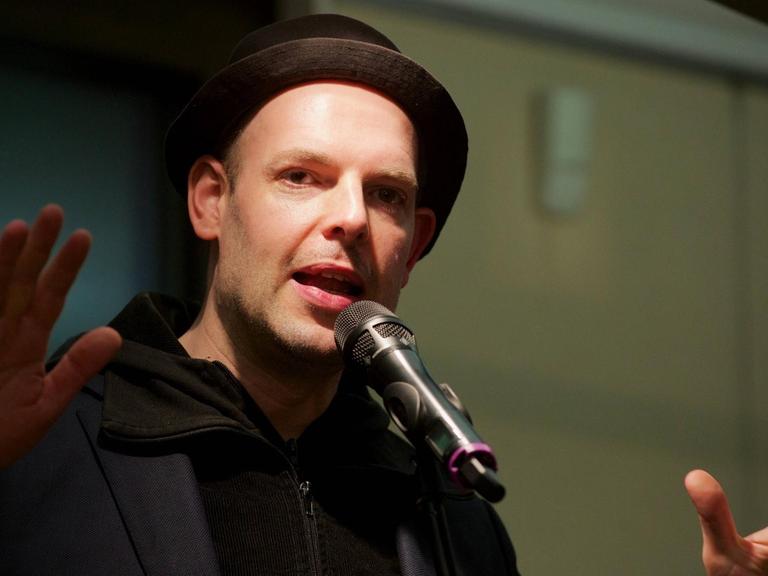 Auftritt des Slam-Poeten Bas Böttcher beim 21.Welttag der Poesie in Berlin, am 21.3. 2017.