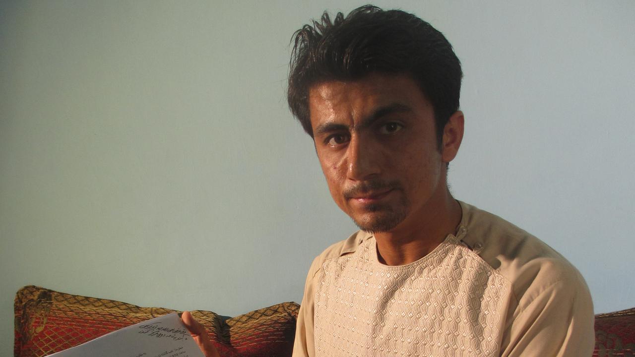 Der Übersetzer Aliullah Nazary im Jahr 2013 in Kundus. Der Übersetzer Aliullah Nazary im Jahr 2013 in Kundus.