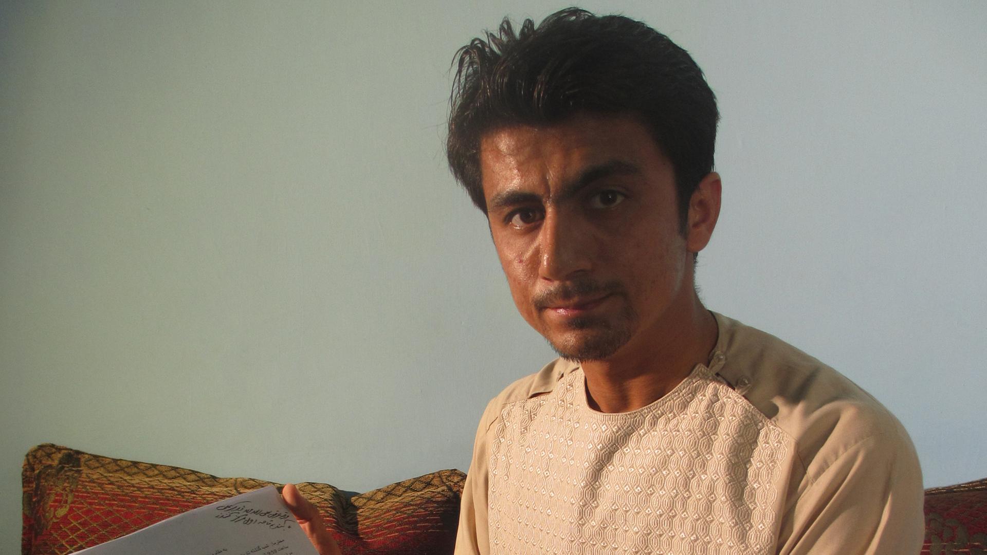 Der Übersetzer Aliullah Nazary im Jahr 2013 in Kundus. Der Übersetzer Aliullah Nazary im Jahr 2013 in Kundus.