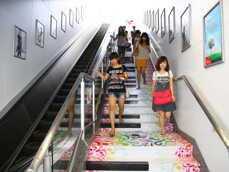 Treppe gehen statt Rolltreppe fahren: Piano-Stufen in Nanjing in China.