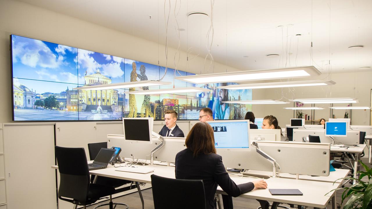 Mitarbeiter der Deutschen Bank arbeiten in der Filiale "Quartier Zukunft" in Berlin im Kundenbereich. In dieser Filiale sollen neue Entwicklungen für den Privat- und Geschäftskundenmarkt entwickelt werden. Mitarbeiter der Deutschen Bank arbeiten in der Filiale "Quartier Zukunft" in Berlin im Kundenbereich. In dieser Filiale sollen neue Entwicklungen für den Privat- und Geschäftskundenmarkt entwickelt werden.