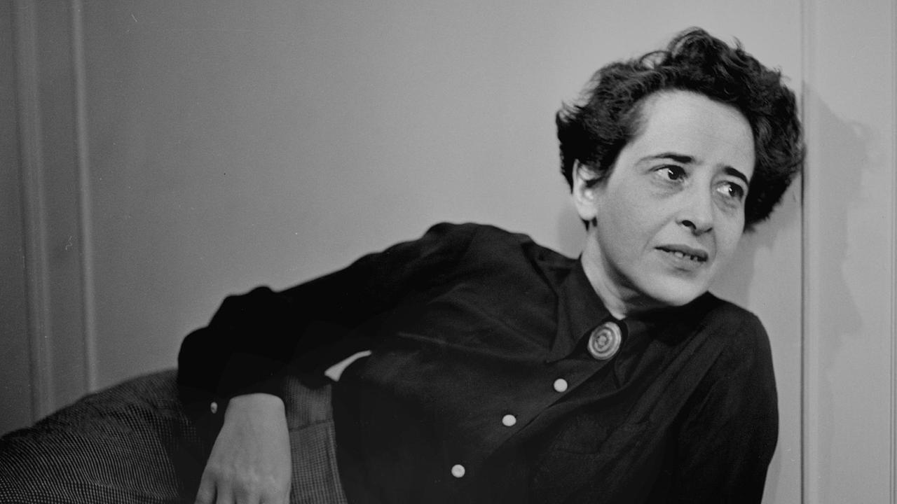 Schwarz-weiß Porträt von Hannah Arendt. Schwarz-weiß Porträt von Hannah Arendt.