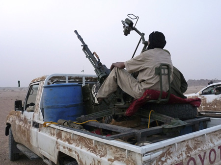 Bewaffnete Tuareg-Rebellen auf der Ladefläche eines Fahrzeugs bei Kidal im Norden Malis. Bewaffnete Tuareg-Rebellen auf der Ladefläche eines Fahrzeugs bei Kidal im Norden Malis.