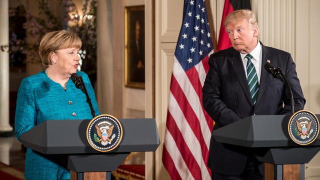 Bundeskanzlerin Angela Merkel (CDU) steht neben US-Präsident Donald Trump bei der Pressekonferenz am 17.03.2017 in Washington in den USA.