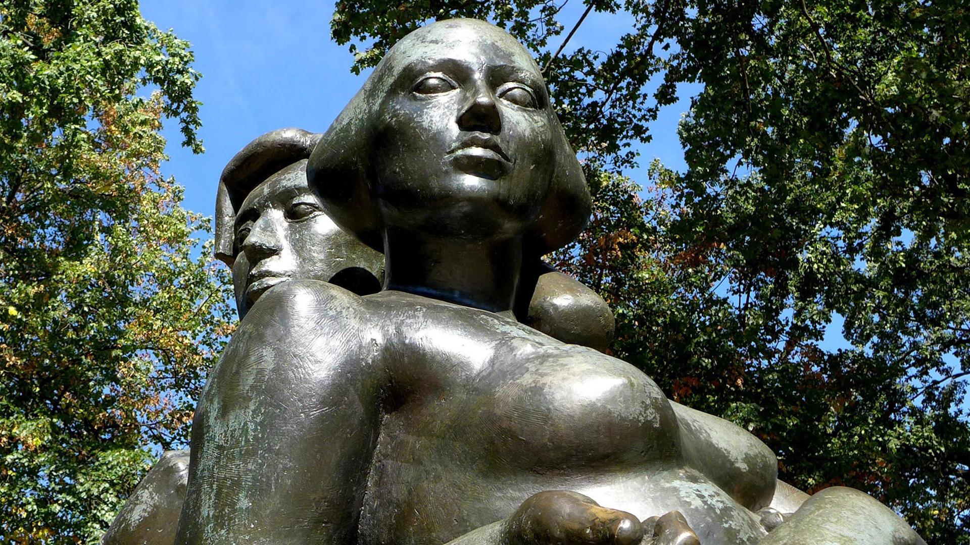 Bettina und Achim von Arnim, Bronzeskulptur des Berliner Bildhauers Michael Klein auf dem Arnimplatz in Berlin-Prenzlauer Berg. Bettina und Achim von Arnim, Bronzeskulptur des Berliner Bildhauers Michael Klein auf dem Arnimplatz in Berlin-Prenzlauer Berg.