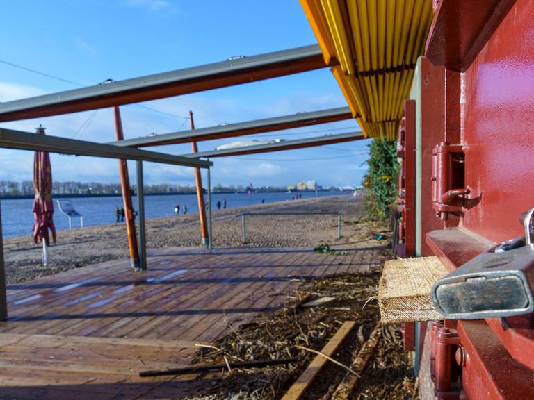 Das überegional bekannte Ausflugslokal Strand Perle am Hamburger Hafen ist während des Lockdown Light geschlossen -Das überegional bekannte Ausflugslokal Strand Perle am Hamburger Hafen ist während des Lockdown Light geschlossen -, Hamburg Hamburg Deutschland Elbstrand *** The supra-regionally known restaurant Strand Perle at the Port of Hamburg is closed during the Lockdown Light The supra-regionally known restaurant Strand Perle at the Port of Hamburg is closed during the Lockdown Light , Hamburg Hamburg Deutschland Elbstrand