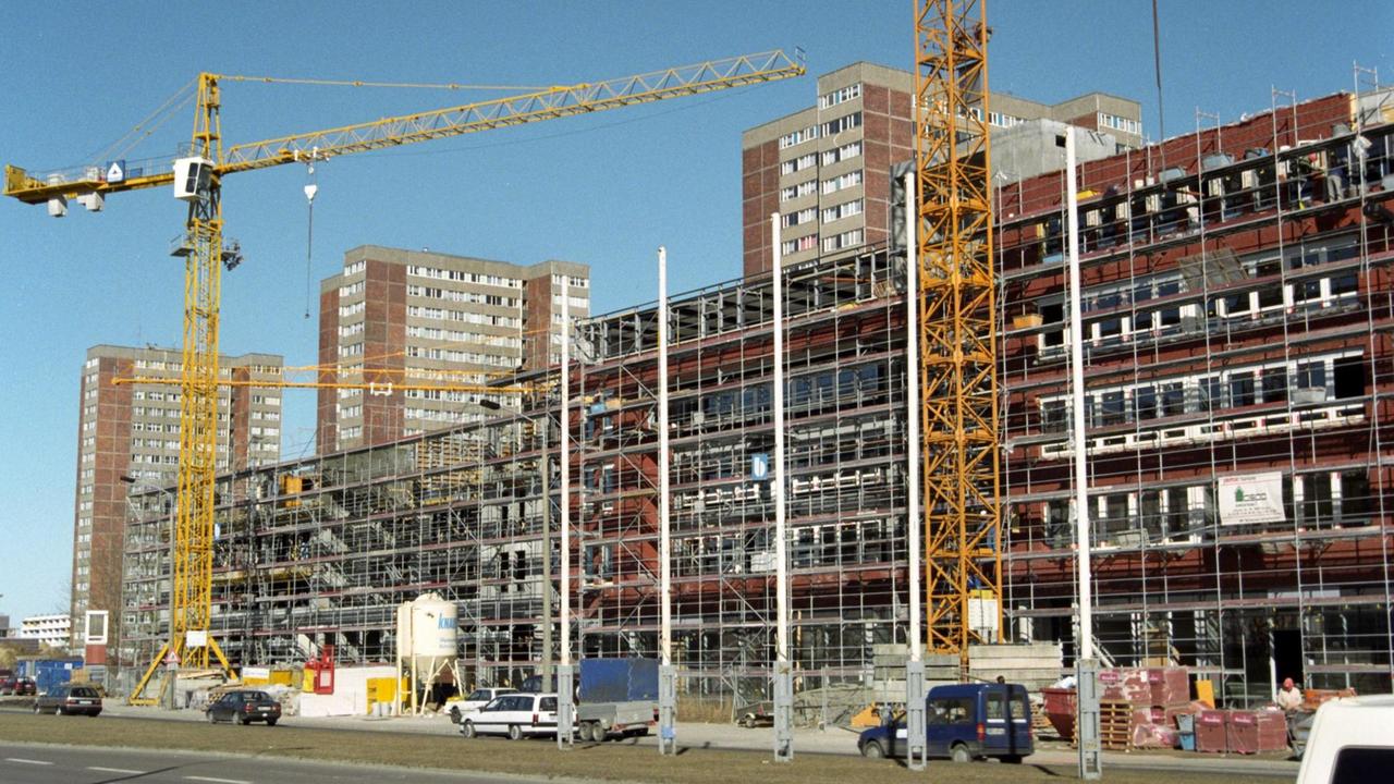 Bau eines neues Geschäftszentrum 1996 in Rostock zwischen Lütten Klein und Warnow. Bau eines neues Geschäftszentrum 1996 in Rostock zwischen Lütten Klein und Warnow.