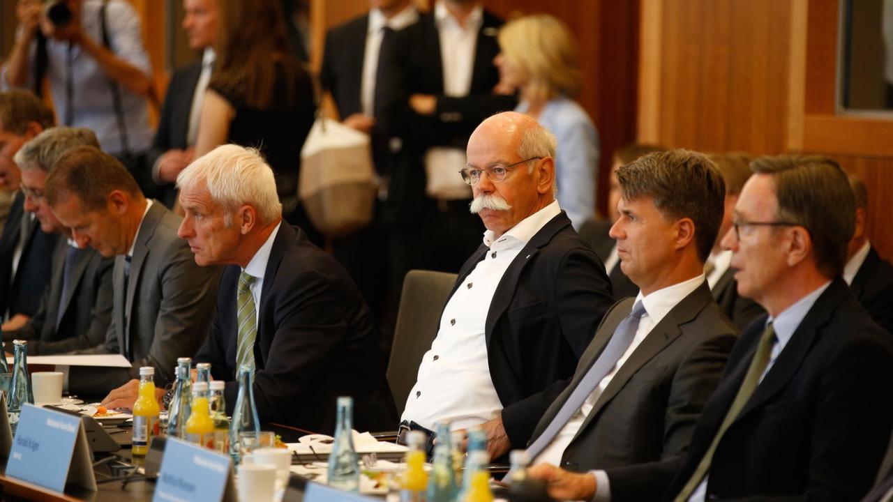 Matthias Wissmann, Präsident des Verbandes der Autoindustrie (VdA), BMW-Chef Harald Krüger, Daimler-Chef Dieter Zetsche, und Volkswagen-Chef Matthias Müller (v.r.n.l.) beim Dieselgipfel in Berlin. Matthias Wissmann, Präsident des Verbandes der Autoindustrie (VdA), BMW-Chef Harald Krüger, Daimler-Chef Dieter Zetsche, und Volkswagen-Chef Matthias Müller (v.r.n.l.) beim Dieselgipfel in Berlin.