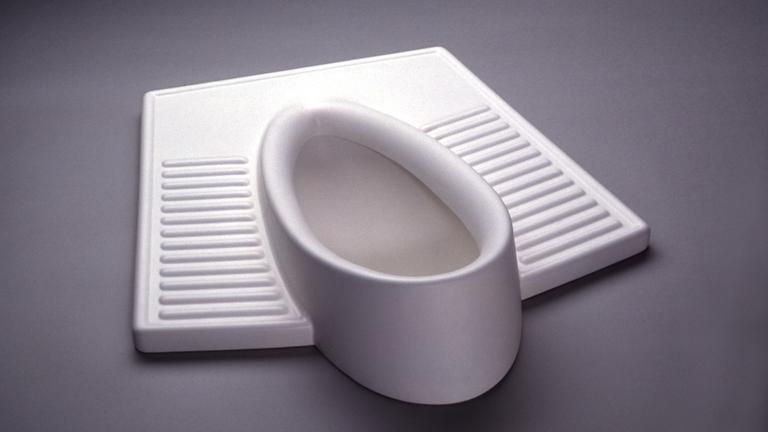 Öffentliche Toiletten für Frauen wurden designt als Bodenurinale. Öffentliche Toiletten für Frauen wurden designt als Bodenurinale.