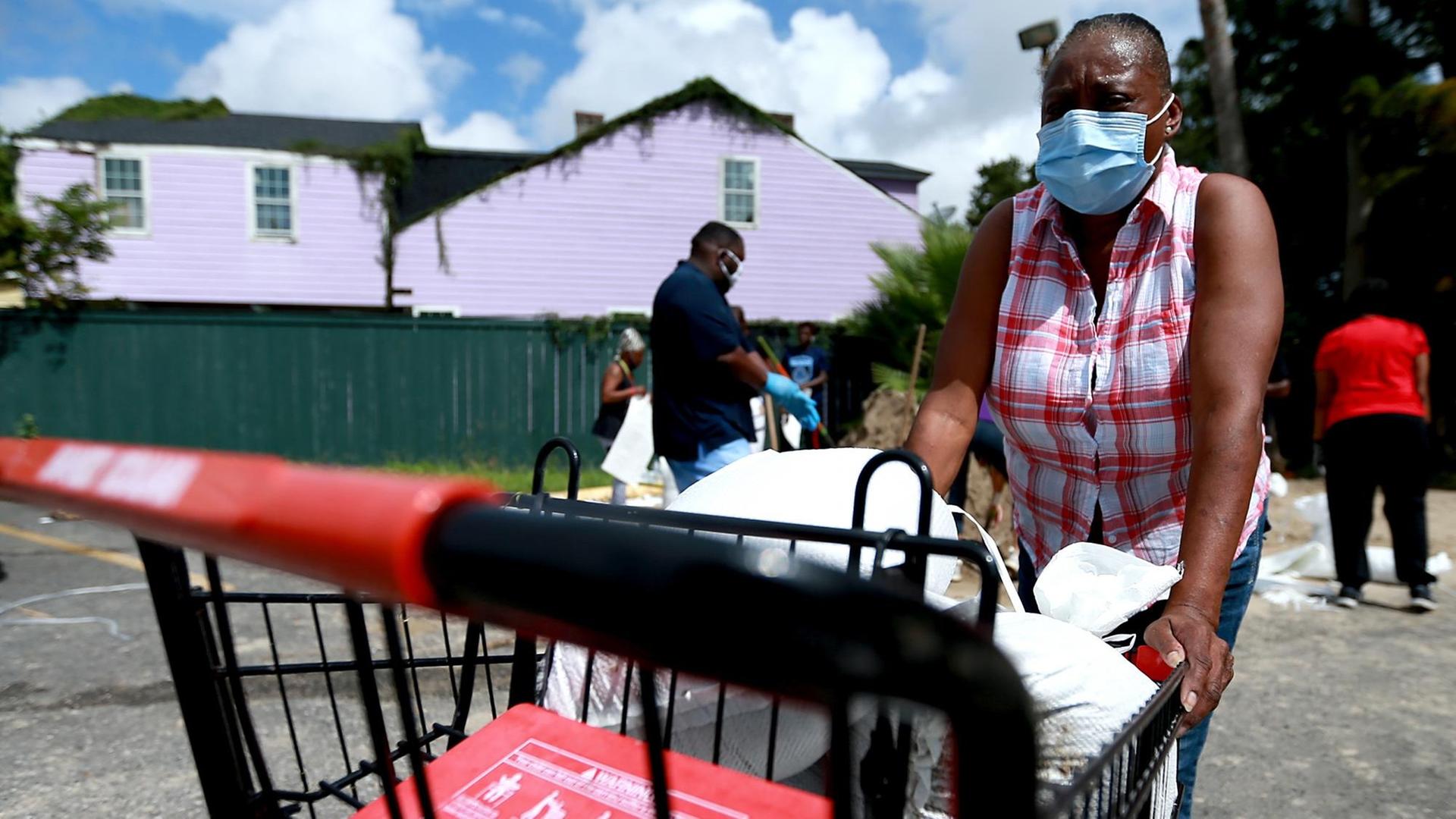 Die Bewohner/innen von New Orleans bereiten sich auf Hurrikan Laura vor. Sandsäcke werden gefüllt und verteilt. New Orleans, Lousiana, 25. August 2020. Die Bewohner/innen von New Orleans bereiten sich auf Hurrikan Laura vor. Sandsäcke werden gefüllt und verteilt. New Orleans, Lousiana, 25. August 2020.