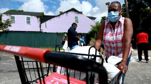 Die Bewohner/innen von New Orleans bereiten sich auf Hurrikan Laura vor. Sandsäcke werden gefüllt und verteilt. New Orleans, Lousiana, 25. August 2020.