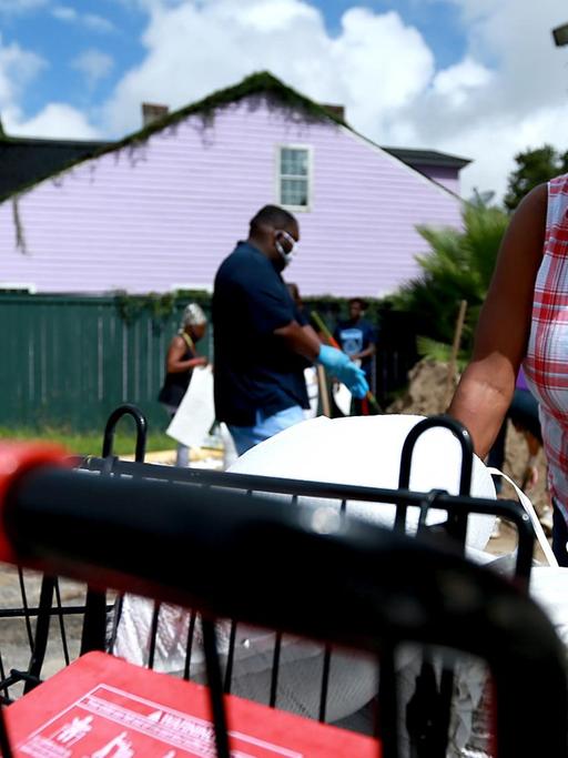 Die Bewohner/innen von New Orleans bereiten sich auf Hurrikan Laura vor. Sandsäcke werden gefüllt und verteilt. New Orleans, Lousiana, 25. August 2020.