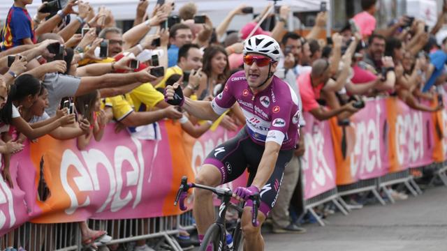 Elia Viviani freut sich über den Sieg bei der dritten Etappe des Giro 2018 in Israel