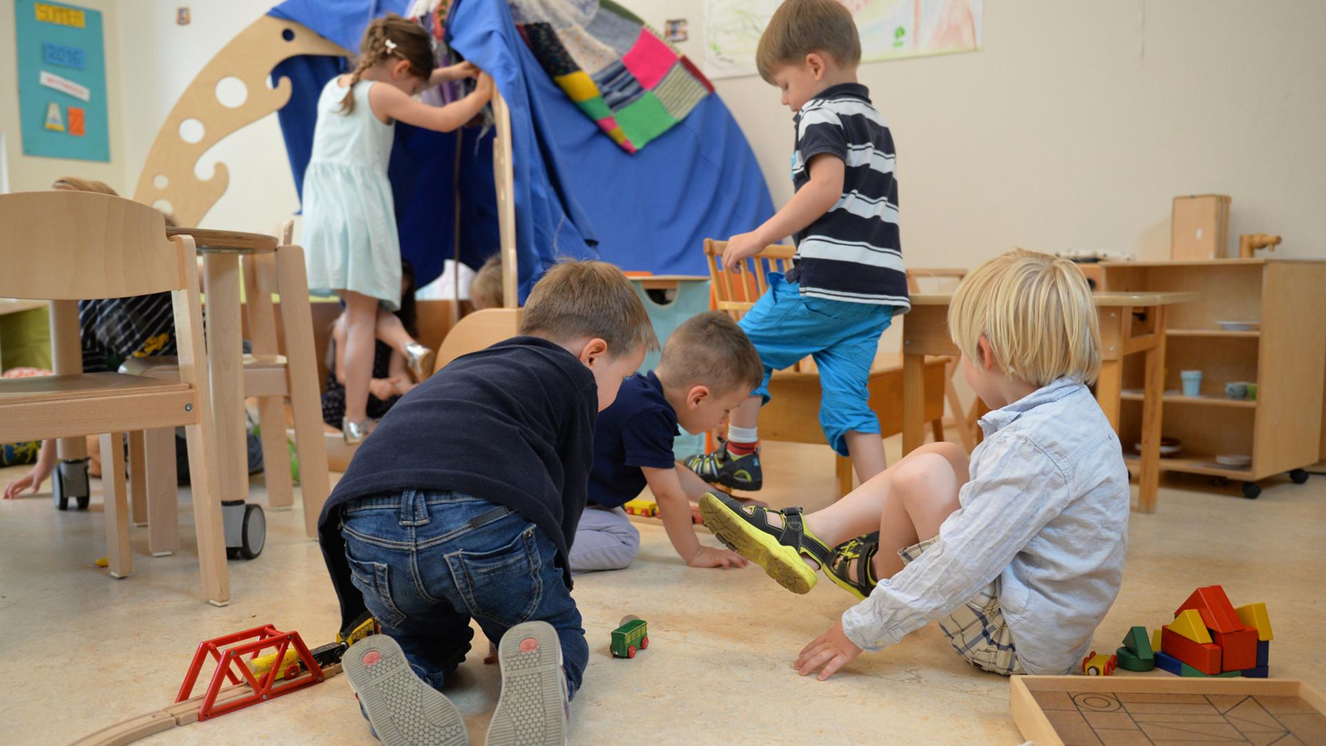 Kinder spielen in einer Kita. Kinder spielen in einer Kita.