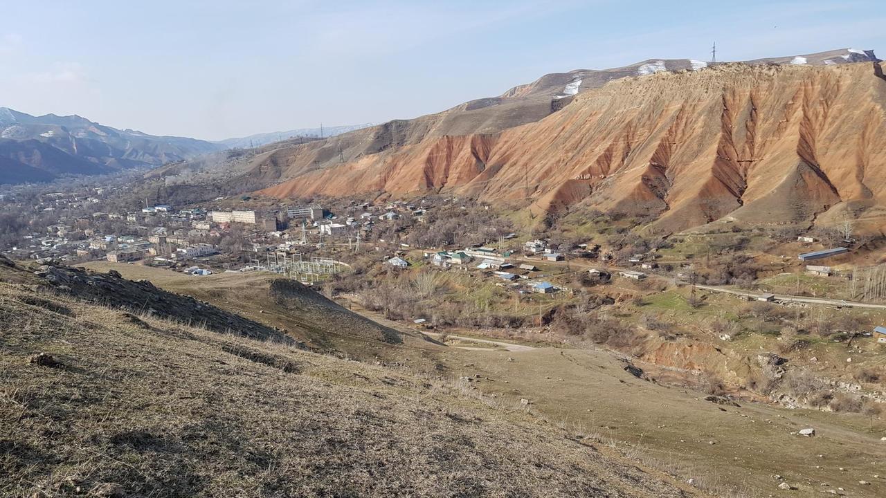 Blick auf Mailuu-Suu, eine Industriestadt mit etwa 23.000 Einwohnern im Gebiet Dschalalabat im Süden Kirgisistans Blick auf Mailuu-Suu, eine Industriestadt mit etwa 23.000 Einwohnern im Gebiet Dschalalabat im Süden Kirgisistans