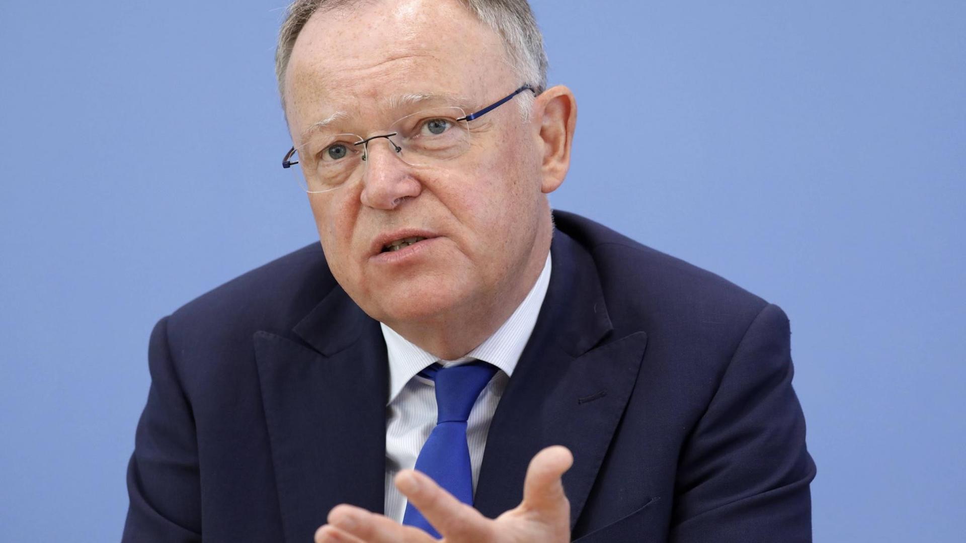 Stephan Weil, Ministerpraesident des Landes Niedersachsen, SPD, bei einer Pressekonferenz Stephan Weil, Ministerpraesident des Landes Niedersachsen, SPD, bei einer Pressekonferenz