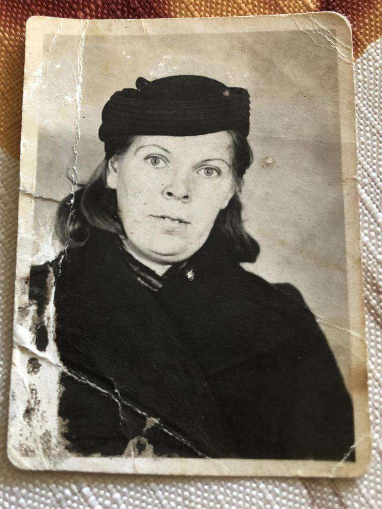 Passfoto der Mutter Lilija Derjabinas, Antonia, aus der Zeit nach ihrer Rückkehr aus der Göttinger Zwangsarbeit in die Sowjetunion. Passfoto der Mutter Lilija Derjabinas, Antonia, aus der Zeit nach ihrer Rückkehr aus der Göttinger Zwangsarbeit in die Sowjetunion.