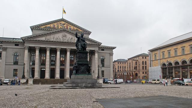 Die bayerische Staatsoper, aufgenommen am 12.11.2012 in München (Bayern). Vor dem Gebäude steht das Reiterdenkmal des ersten Königs von Bayern, Max I. Joseph.