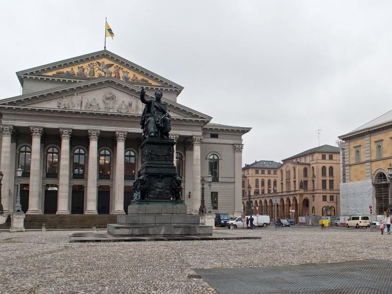 Die bayerische Staatsoper, aufgenommen am 12.11.2012 in München (Bayern). Vor dem Gebäude steht das Reiterdenkmal des ersten Königs von Bayern, Max I. Joseph.