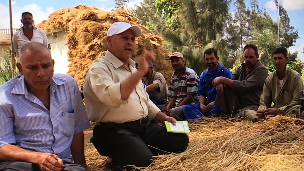 Eine Bauernschule in Ägypten - Männer sitzen auf dem Boden Eine Bauernschule in Ägypten - Männer sitzen auf dem Boden
