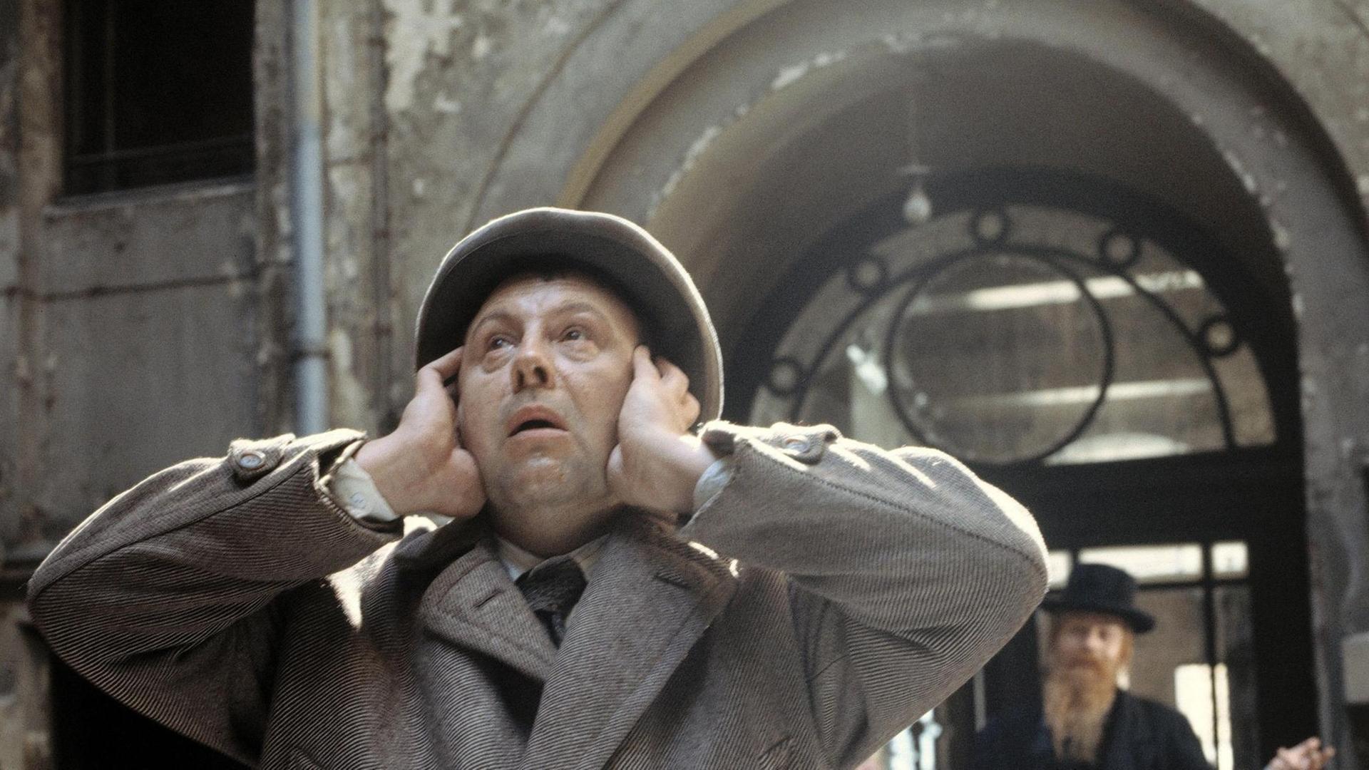Der Schauspieler GÜNTER LAMPRECHT in der Rolle des Franz Biberkopf im ersten Teil der Serie "BERLIN ALEXANDERPLATZ von 1980. Der Schauspieler GÜNTER LAMPRECHT in der Rolle des Franz Biberkopf im ersten Teil der Serie "BERLIN ALEXANDERPLATZ von 1980.
