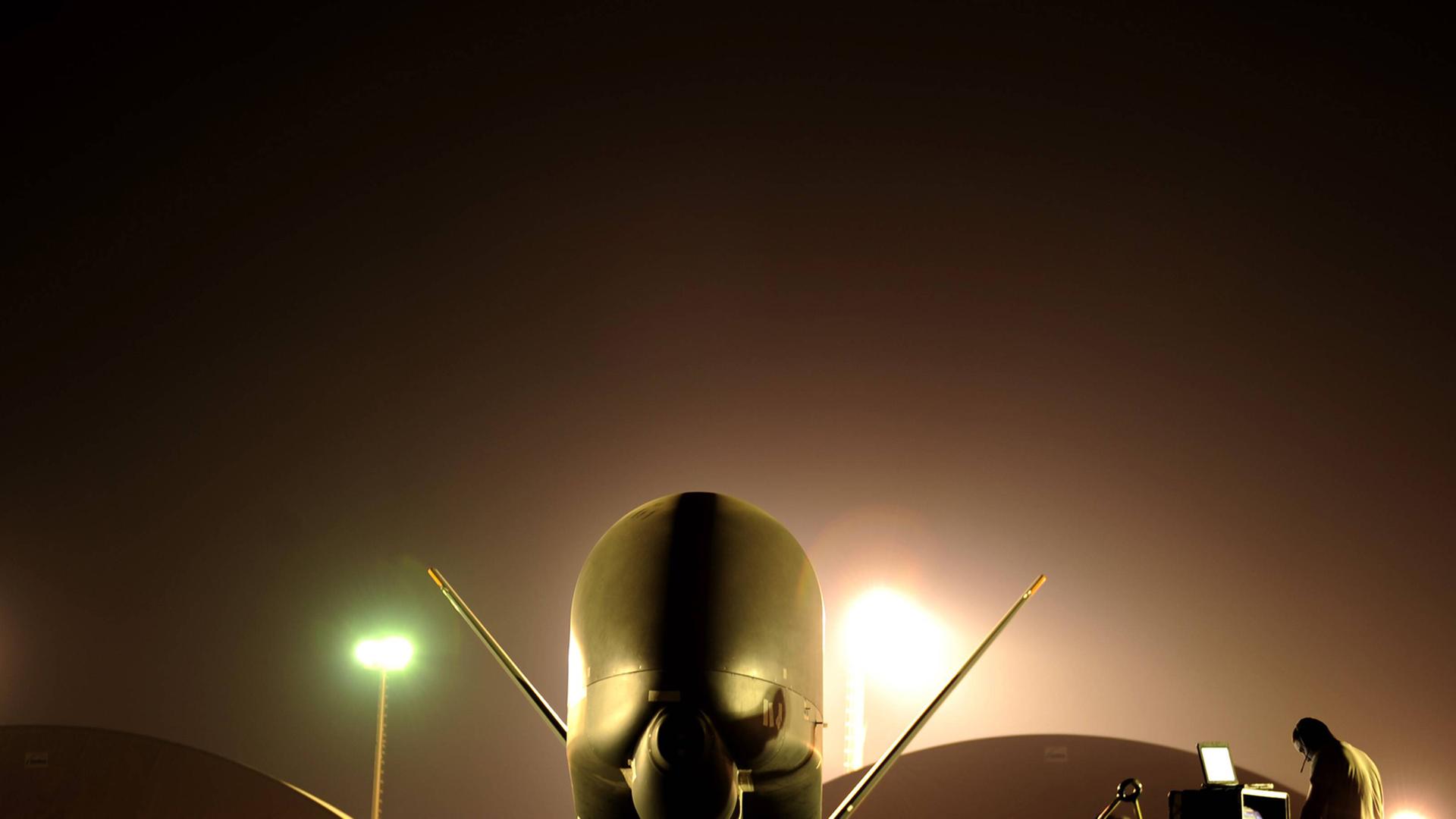 Ein Techniker arbeitet nachts an einer "Global Hawk"-Drohne Ein Techniker arbeitet nachts an einer "Global Hawk"-Drohne