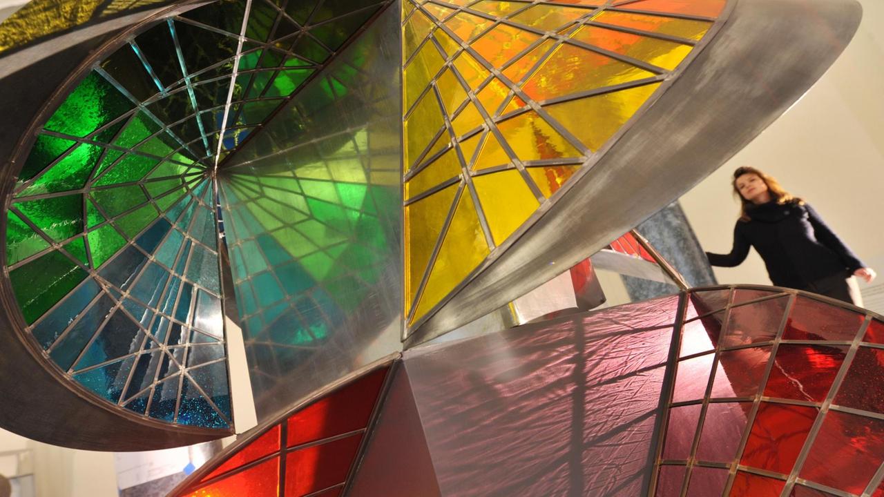 Im Neuen Museum in Weimar betrachtet eine junge Frau am Mittwoch (25.03.2009) während des Aufbaus der Ausstellung "Das Bauhaus kommt aus Weimar" eine Rekonstruktion des "Turm des Feuers" von Johannes Itten. Im Neuen Museum in Weimar betrachtet eine junge Frau am Mittwoch (25.03.2009) während des Aufbaus der Ausstellung "Das Bauhaus kommt aus Weimar" eine Rekonstruktion des "Turm des Feuers" von Johannes Itten.
