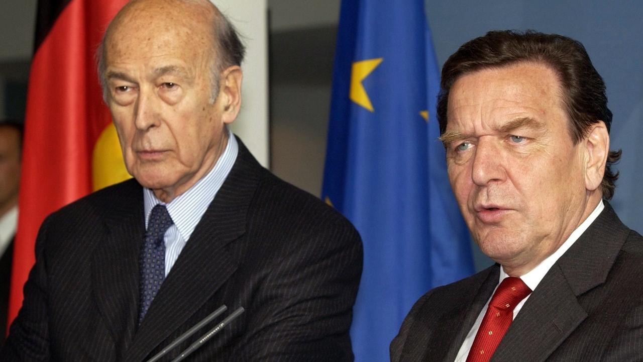 Valéry Giscard d'Estaing mit Bundeskanzler Gerhard Schröder (r) am 11.6.2002: Der Präsident des EU-Konvents informierte Schröder über die Arbeit des EU-Reformgremiums