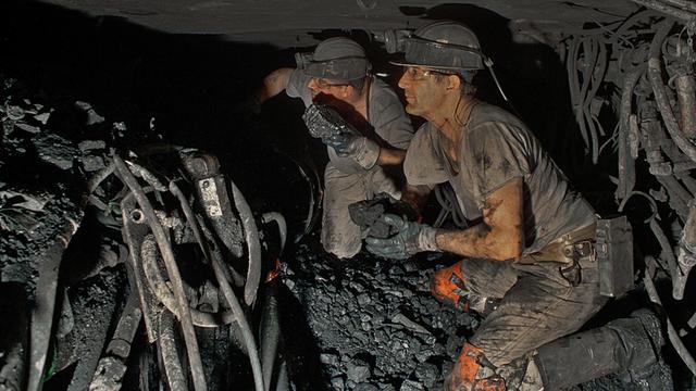 Bergleute arbeiten auf der Zeche Prosper-Haniel in 1250 Meter Tiefe an einem Flöz unter Tage vor Kohle.