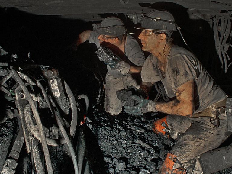 Bergleute arbeiten auf der Zeche Prosper-Haniel in 1250 Meter Tiefe an einem Flöz unter Tage vor Kohle.