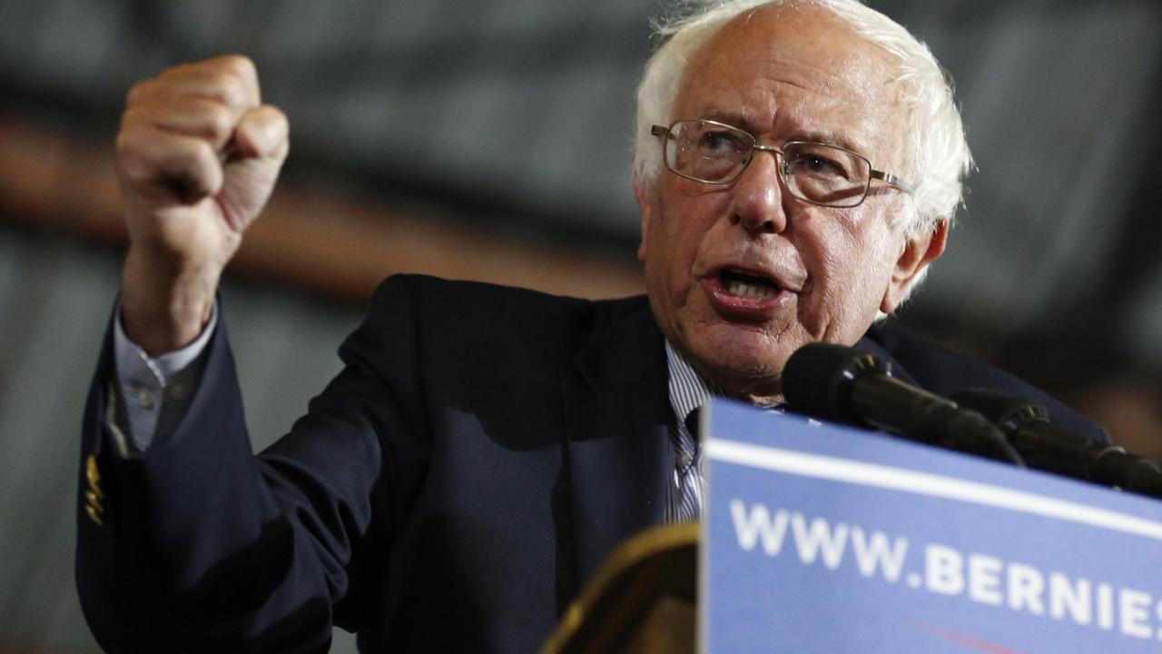 Der demokratische Präsidentschaftsbewerber Bernie Sanders hebt während einer Rede den rechten Arm leicht an und hat die Hand zu einer Faust geballt. Der demokratische Präsidentschaftsbewerber Bernie Sanders hebt während einer Rede den rechten Arm leicht an und hat die Hand zu einer Faust geballt.