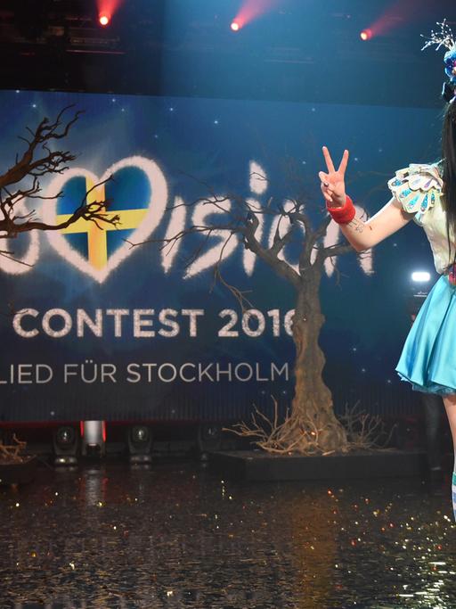 Die Sängerin Jamie-Lee Kriewitz jubelt am 25.02.2016 über ihren Sieg beim Vorentscheid für den Eurovision Song Contest (ESC) in Köln