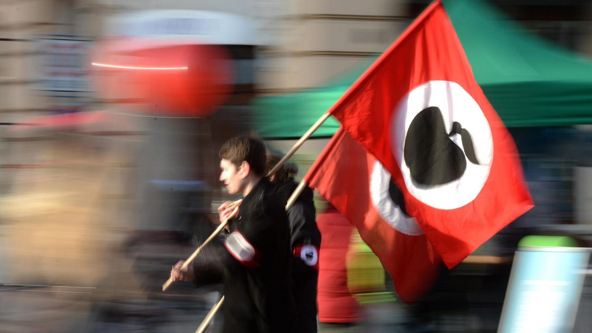 Teilnehmer einer Demo der "Front deutscher Äpfel" Teilnehmer einer Demo der "Front deutscher Äpfel"