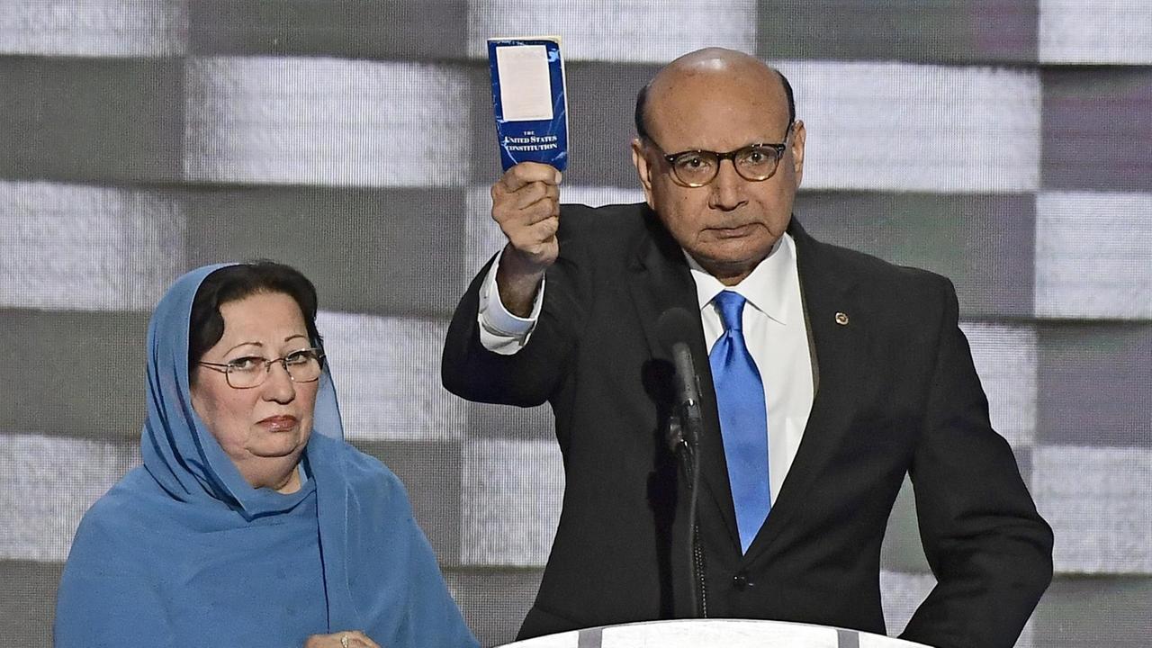 Khizr Khan hält beim Parteitag der US-Demokraten die US-Verfassung in Händen. Khizr Khan hält beim Parteitag der US-Demokraten die US-Verfassung in Händen.