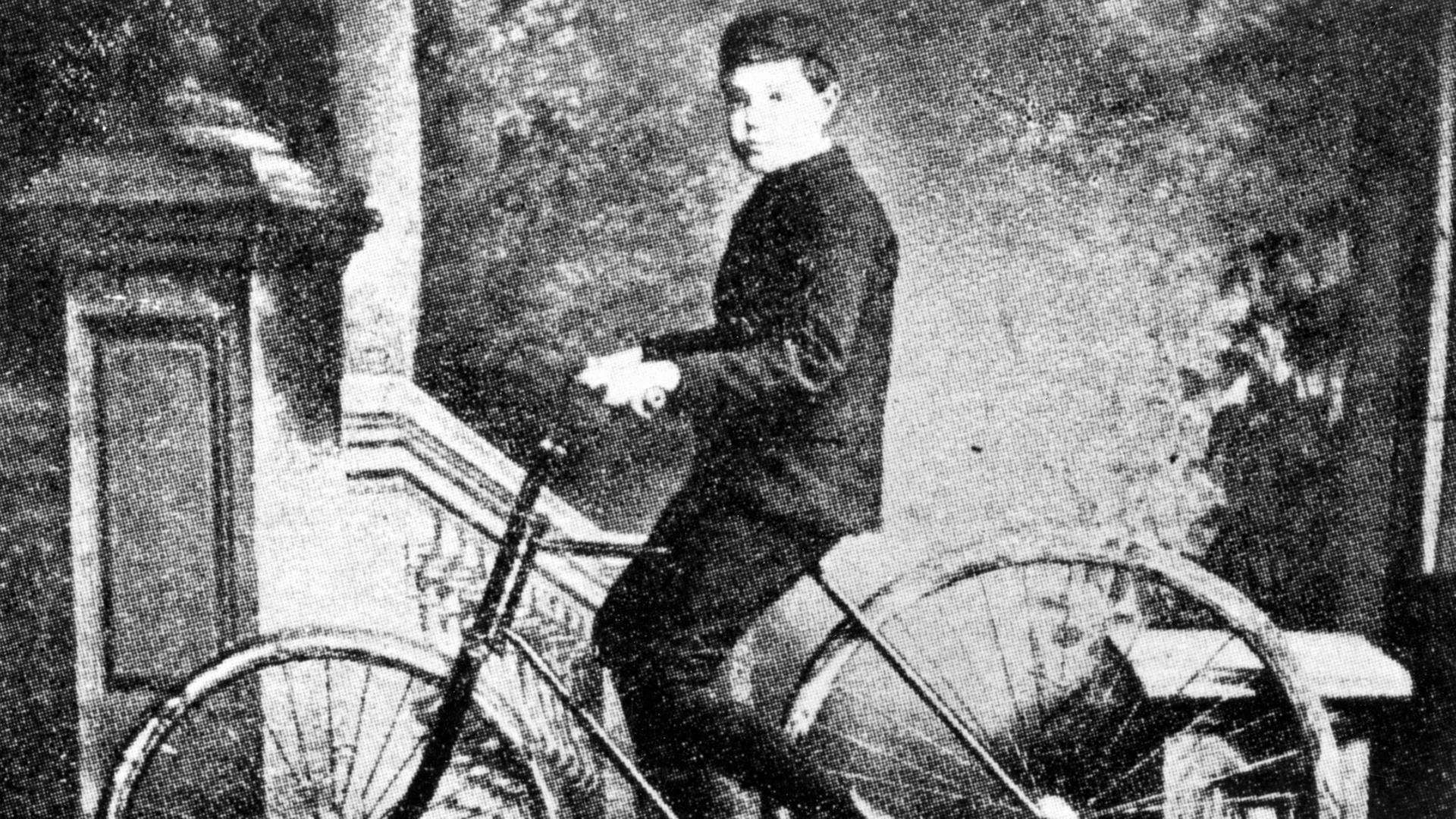 Johnny Dunlop auf seinem Fahrrad. Sein Vater John Boyd Dunlop erfand den ersten luftgefüllten Gummireifen. Johnny Dunlop auf seinem Fahrrad. Sein Vater John Boyd Dunlop erfand den ersten luftgefüllten Gummireifen.