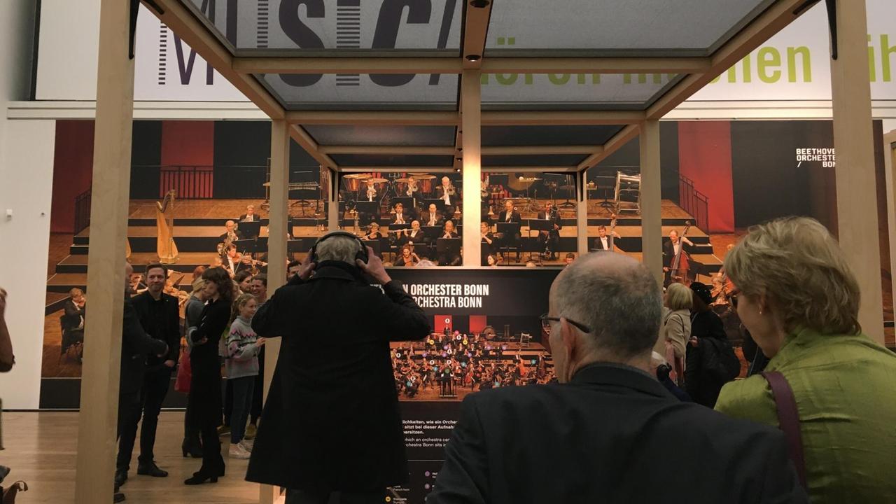 Im stilisierten Orchestergraben erleben die Besucher einen Perspektivwechsel Im stilisierten Orchestergraben erleben die Besucher einen Perspektivwechsel