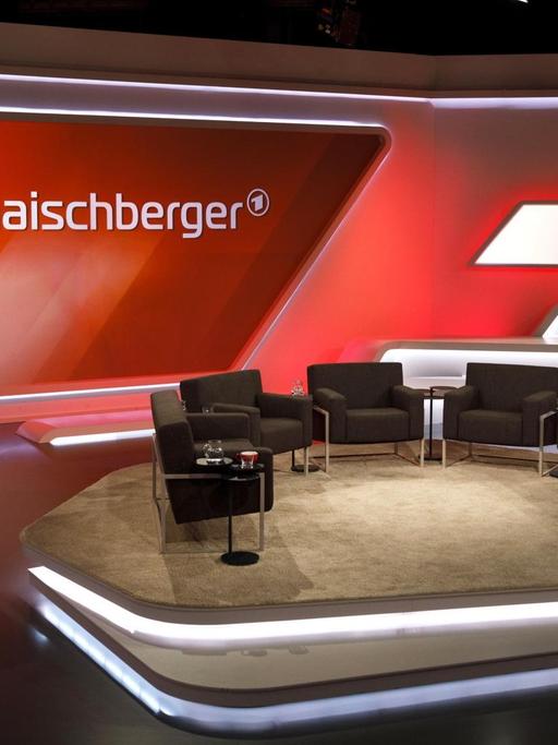 Leeres Studio der ARD-Talkshow 'Maischberger'.