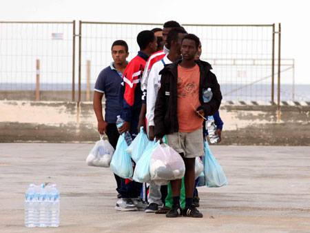 Eine Gruppe von Flüchtlingen auf der Insel Lampedusa Eine Gruppe von Flüchtlingen auf der Insel Lampedusa