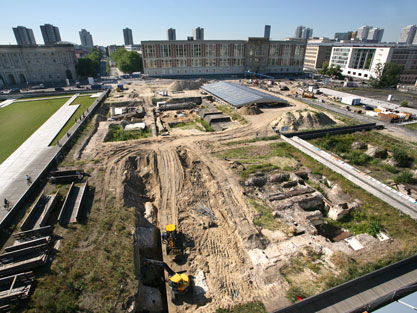 Der Blick von der Aussichtsterrasse der Humboldt-Box zeigt die Ausgrabungsfläche am Schlossplatz in Berlin, auf der das Humboldt-Forum entstehen soll. Der Blick von der Aussichtsterrasse der Humboldt-Box zeigt die Ausgrabungsfläche am Schlossplatz in Berlin, auf der das Humboldt-Forum entstehen soll.