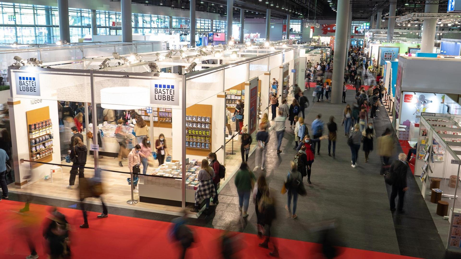 Menschen schlendern während des ersten Besuchertags der Frankfurter Buchmesse 2021 durch Halle 3 Menschen schlendern während des ersten Besuchertags der Frankfurter Buchmesse 2021 durch Halle 3
