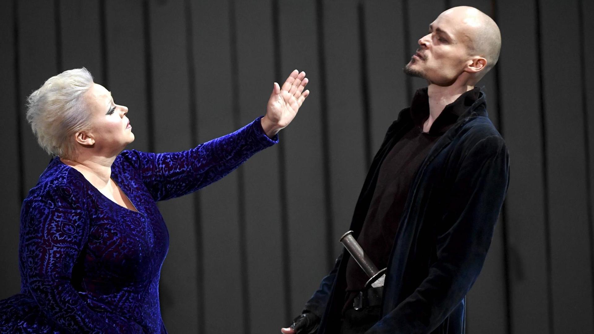Johanna Rusanen-Kartano (Mutter,l) und Ville Rusanen (Kullervo) während einer Probe zu Aulis Sallinen's Oper "Kullervo" bei den Opernfestspielen in Savonlinna. Johanna Rusanen-Kartano (Mutter,l) und Ville Rusanen (Kullervo) während einer Probe zu Aulis Sallinen's Oper "Kullervo" bei den Opernfestspielen in Savonlinna.