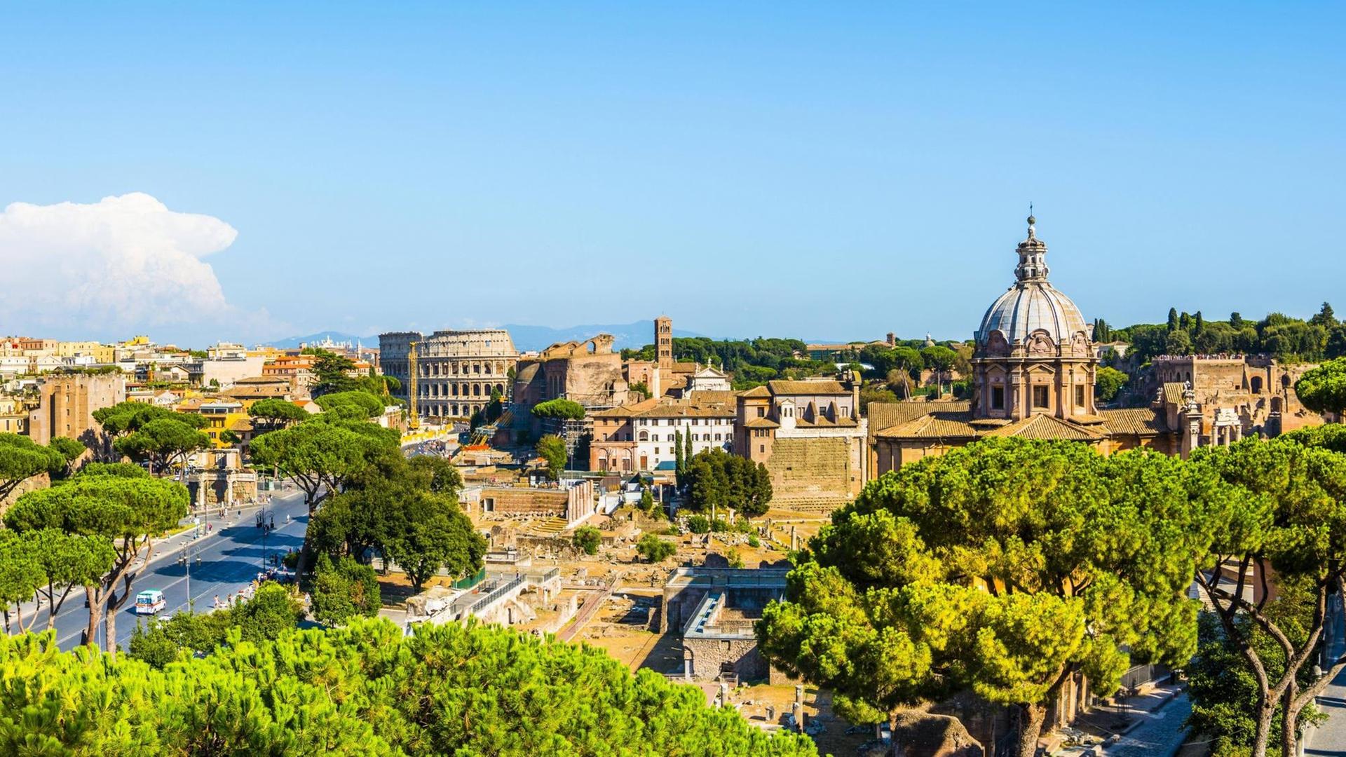 Stadtansicht von Rom: Via dei Fori Imperiali, Kolloseum, Foro Romano, Forum Romanum Stadtansicht von Rom: Via dei Fori Imperiali, Kolloseum, Foro Romano, Forum Romanum
