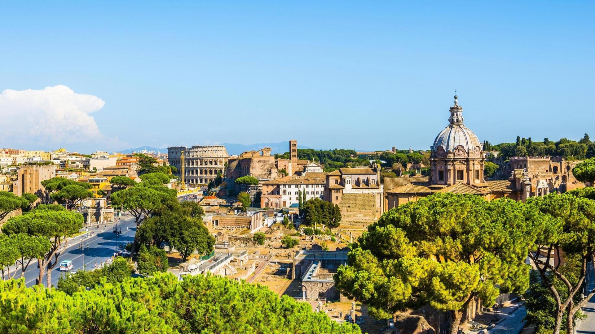 Stadtansicht von Rom: Via dei Fori Imperiali, Kolloseum, Foro Romano, Forum Romanum