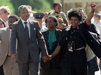 Nelson Mandela und seine Frau Winnie Mandela nach seiner Entlassung aus dem Victor Verster Gefängnis in Kapstadt am 11. Februar 1990. Nelson Mandela und seine Frau Winnie Mandela nach seiner Entlassung aus dem Victor Verster Gefängnis in Kapstadt am 11. Februar 1990.
