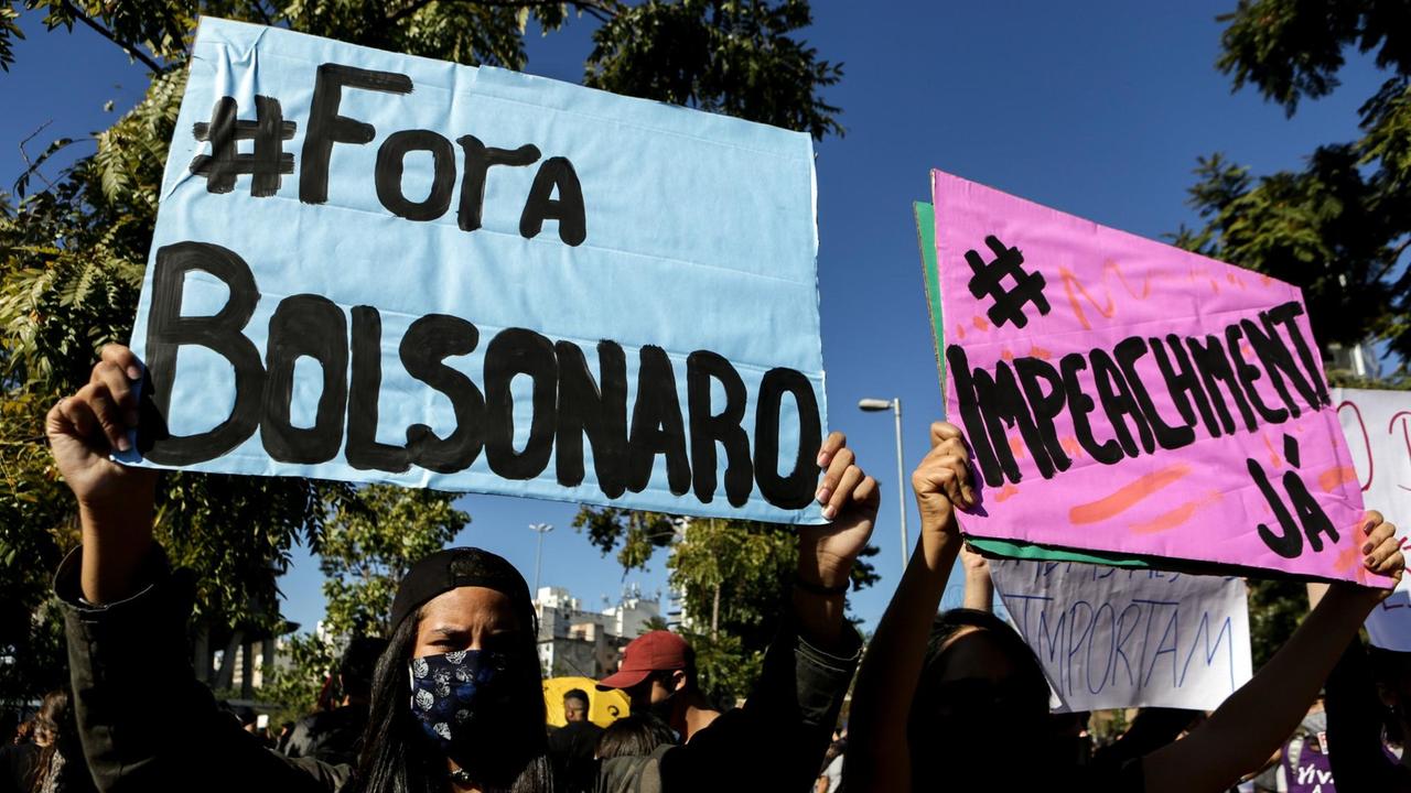 Auf einer Demonstration in Sao Paulo in Brasilien gegen den Präsidenten Jair Bolsonaro halten Demonstranten Plakate hoch. Auf einer Demonstration in Sao Paulo in Brasilien gegen den Präsidenten Jair Bolsonaro halten Demonstranten Plakate hoch.