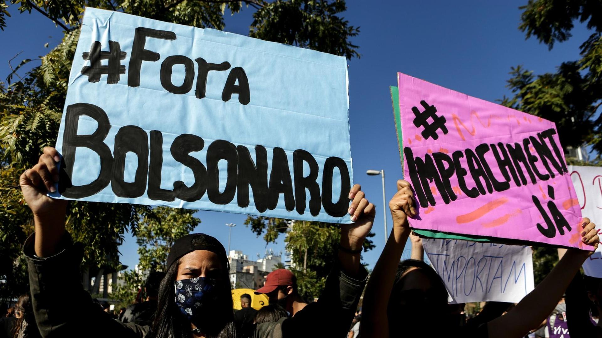 Auf einer Demonstration in Sao Paulo in Brasilien gegen den Präsidenten Jair Bolsonaro halten Demonstranten Plakate hoch Auf einer Demonstration in Sao Paulo in Brasilien gegen den Präsidenten Jair Bolsonaro halten Demonstranten Plakate hoch