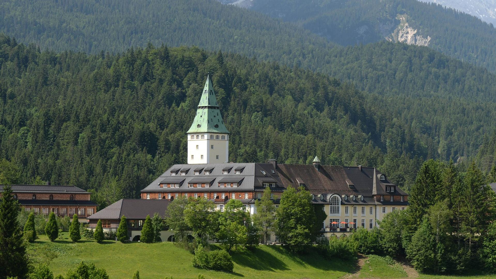 Schloss Elmau in der Nähe von Garmisch-Partenkirchen ist Ort des G7-Treffens im Juni 2015. Schloss Elmau in der Nähe von Garmisch-Partenkirchen ist Ort des G7-Treffens im Juni 2015.